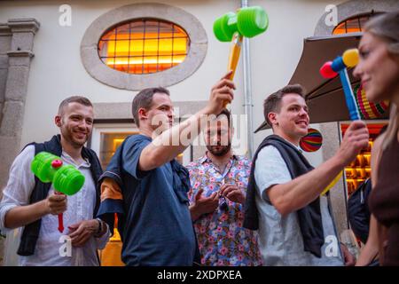 On voit les gens célébrer la Saint Jean à Porto à travers les rues de la ville. Le clou de ces festivités est la nuit du 23 au 24 juin. Banque D'Images