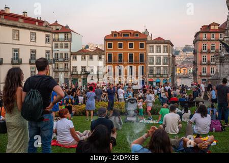 On voit les gens célébrer la Saint Jean à Porto à travers les rues de la ville. Le clou de ces festivités est la nuit du 23 au 24 juin. Banque D'Images
