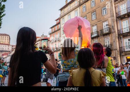 On voit les gens célébrer la Saint Jean à Porto à travers les rues de la ville. Le clou de ces festivités est la nuit du 23 au 24 juin. Banque D'Images