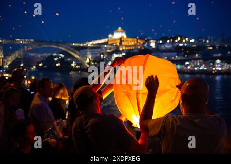 On voit les gens célébrer la Saint Jean à Porto à travers les rues de la ville. Le clou de ces festivités est la nuit du 23 au 24 juin. Banque D'Images