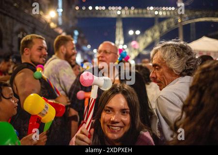On voit les gens célébrer la Saint Jean à Porto à travers les rues de la ville. Le clou de ces festivités est la nuit du 23 au 24 juin. Banque D'Images