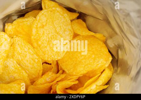 Regardez dans un sac de pommes de terre frites Banque D'Images