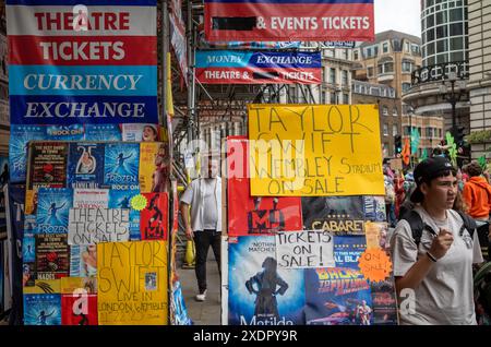 Une boutique vendant des billets Taylor Swift et d'autres billets de musique et de théâtre et offrant un échange d'argent touristique à Piccadilly Circus, Londres, Royaume-Uni Banque D'Images