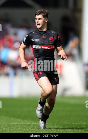 Prog Jon Bennison de Helens regarde pendant le match de Super League Betfred au Salford Community Stadium, Salford. Date de la photo : dimanche 23 juin 2024. Banque D'Images