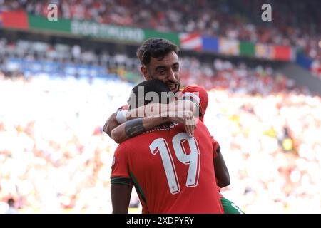 Dortmund, Allemagne. 22 juin 2024. Bruno Fernandes, du Portugal, célèbre avec son coéquipier Nuno Mendes après que Bernardo Silva a marqué pour donner une avance de 2-0 à l'équipe lors du match des Championnats d'Europe de l'UEFA au stade BVB de Dortmund. Le crédit photo devrait se lire : Jonathan Moscrop/Sportimage crédit : Sportimage Ltd/Alamy Live News Banque D'Images