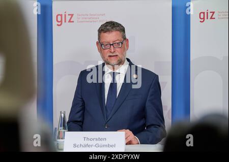 Jahrespressekonferenz der Deutsche Gesellschaft fuer internationale Zusammenarbeit GIZ GmbH AM 24. Juni 2024 à Berlin. GIZ-Vorstandssprecher Thorsten Schaefer-Guembel im Bild erlaeutert, welchen Beitrag die GIZ im vergangenen Jahr in der Entwicklungszusammenarbeit geleistet Hat. Die Deutsche Gesellschaft fuer internationale Zusammenarbeit GIZ Hat im vergangenen Jahr weltweit mit knapp vier Milliarden Euro Hilfestellung zu nachhaltiger Entwicklung geleistet. Gemeinsam mit ihren Partnern habe die GIZ beispielsweise Millionen Menschen unterstuetzt, Hunger und Fehlernaehrung zu ueberwinden, Folge Banque D'Images