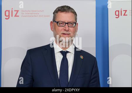 Jahrespressekonferenz der Deutsche Gesellschaft fuer internationale Zusammenarbeit GIZ GmbH AM 24. Juni 2024 à Berlin. GIZ-Vorstandssprecher Thorsten Schaefer-Guembel im Bild erlaeutert, welchen Beitrag die GIZ im vergangenen Jahr in der Entwicklungszusammenarbeit geleistet Hat. Die Deutsche Gesellschaft fuer internationale Zusammenarbeit GIZ Hat im vergangenen Jahr weltweit mit knapp vier Milliarden Euro Hilfestellung zu nachhaltiger Entwicklung geleistet. Gemeinsam mit ihren Partnern habe die GIZ beispielsweise Millionen Menschen unterstuetzt, Hunger und Fehlernaehrung zu ueberwinden, Folge Banque D'Images