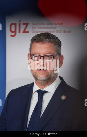 Jahrespressekonferenz der Deutsche Gesellschaft fuer internationale Zusammenarbeit GIZ GmbH AM 24. Juni 2024 à Berlin. GIZ-Vorstandssprecher Thorsten Schaefer-Guembel im Bild erlaeutert, welchen Beitrag die GIZ im vergangenen Jahr in der Entwicklungszusammenarbeit geleistet Hat. Die Deutsche Gesellschaft fuer internationale Zusammenarbeit GIZ Hat im vergangenen Jahr weltweit mit knapp vier Milliarden Euro Hilfestellung zu nachhaltiger Entwicklung geleistet. Gemeinsam mit ihren Partnern habe die GIZ beispielsweise Millionen Menschen unterstuetzt, Hunger und Fehlernaehrung zu ueberwinden, Folge Banque D'Images