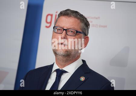 Jahrespressekonferenz der Deutsche Gesellschaft fuer internationale Zusammenarbeit GIZ GmbH AM 24. Juni 2024 à Berlin. GIZ-Vorstandssprecher Thorsten Schaefer-Guembel im Bild erlaeutert, welchen Beitrag die GIZ im vergangenen Jahr in der Entwicklungszusammenarbeit geleistet Hat. Die Deutsche Gesellschaft fuer internationale Zusammenarbeit GIZ Hat im vergangenen Jahr weltweit mit knapp vier Milliarden Euro Hilfestellung zu nachhaltiger Entwicklung geleistet. Gemeinsam mit ihren Partnern habe die GIZ beispielsweise Millionen Menschen unterstuetzt, Hunger und Fehlernaehrung zu ueberwinden, Folge Banque D'Images