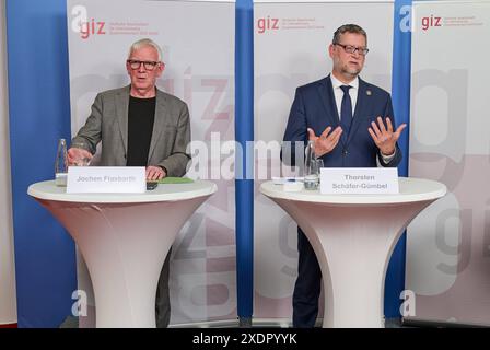 Jahrespressekonferenz der Deutsche Gesellschaft fuer internationale Zusammenarbeit GIZ GmbH AM 24. Juni 2024 à Berlin. GIZ-Vorstandssprecher Thorsten Schaefer-Guembel R und Staatssekretaer und GIZ-Aufsichtsratsvorsitzender Jochen Flassbarth l erlaeuterten, welchen Beitrag die GIZ im vergangenen Jahr in der Entwicklungszusammenarbeit geleistet Hat. Die Deutsche Gesellschaft fuer internationale Zusammenarbeit GIZ Hat im vergangenen Jahr weltweit mit knapp vier Milliarden Euro Hilfestellung zu nachhaltiger Entwicklung geleistet. Gemeinsam mit ihren Partnern habe die GIZ beispielsweise Millionen Banque D'Images