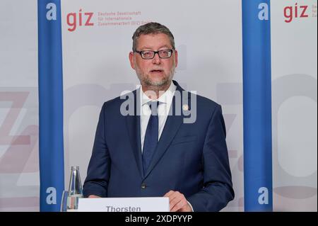 Jahrespressekonferenz der Deutsche Gesellschaft fuer internationale Zusammenarbeit GIZ GmbH AM 24. Juni 2024 à Berlin. GIZ-Vorstandssprecher Thorsten Schaefer-Guembel im Bild erlaeutert, welchen Beitrag die GIZ im vergangenen Jahr in der Entwicklungszusammenarbeit geleistet Hat. Die Deutsche Gesellschaft fuer internationale Zusammenarbeit GIZ Hat im vergangenen Jahr weltweit mit knapp vier Milliarden Euro Hilfestellung zu nachhaltiger Entwicklung geleistet. Gemeinsam mit ihren Partnern habe die GIZ beispielsweise Millionen Menschen unterstuetzt, Hunger und Fehlernaehrung zu ueberwinden, Folge Banque D'Images