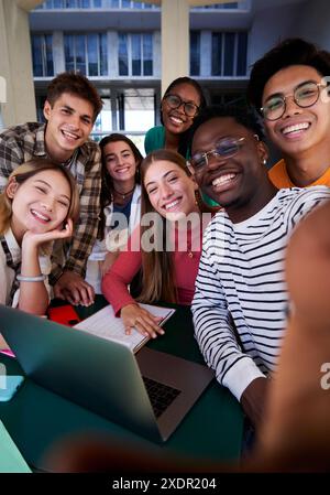 Heureux selfie d'un groupe multiracial d'amis étudiants réunis à l'université étudiant. Banque D'Images