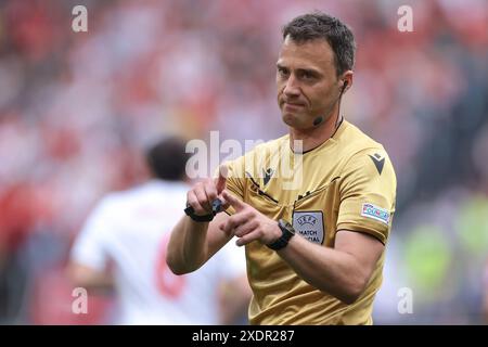 Dortmund, Allemagne. 22 juin 2024. L'arbitre allemand Felix Swayer réagit lors du match des Championnats d'Europe de l'UEFA au BVB Stadion, Dortmund. Le crédit photo devrait se lire : Jonathan Moscrop/Sportimage crédit : Sportimage Ltd/Alamy Live News Banque D'Images