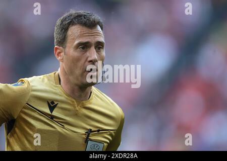 Dortmund, Allemagne. 22 juin 2024. L'arbitre allemand Felix Swayer réagit lors du match des Championnats d'Europe de l'UEFA au BVB Stadion, Dortmund. Le crédit photo devrait se lire : Jonathan Moscrop/Sportimage crédit : Sportimage Ltd/Alamy Live News Banque D'Images