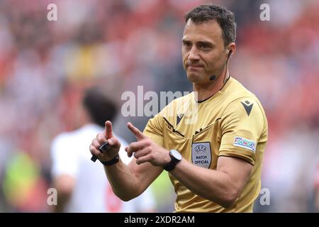 Dortmund, Allemagne. 22 juin 2024. L'arbitre allemand Felix Swayer réagit lors du match des Championnats d'Europe de l'UEFA au BVB Stadion, Dortmund. Le crédit photo devrait se lire : Jonathan Moscrop/Sportimage crédit : Sportimage Ltd/Alamy Live News Banque D'Images