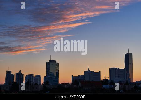 Géographie / voyage, Autriche, Vienne, Danube City skyline at Sunset , ADDITIONAL-RIGHTS-CLEARANCE-INFO-NOT-AVAILABLE Banque D'Images