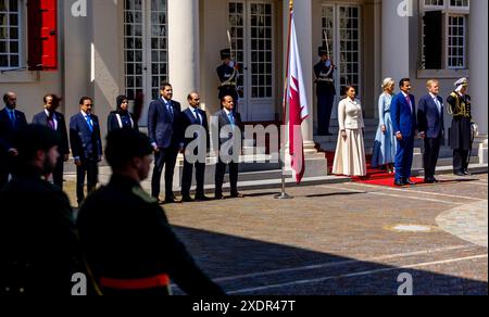 LA HAYE - L'émir de l'État du Qatar Cheikh Tamim bin Hamad Al Thani et son épouse Cheikha Jawaher bint Hamad Al Thani sont reçus par le roi Willem-Alexander et la reine Maxima au palais Noordeinde. L'émir effectue une visite officielle aux pays-Bas pour renforcer encore les liens avec le Qatar. ANP IRIS VAN DEN BROEK pays-bas Out - belgique Out Banque D'Images