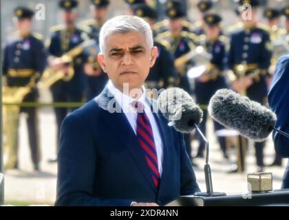 LONDRES, ROYAUME-UNI. 24 juin 2024. Conférencier le maire de Londres, Sadiq Khan, lors de la cérémonie de levée du drapeau de la Journée des Forces armées. L'événement a lieu chaque année pour honorer et célébrer le courage et l'engagement du personnel de service à l'hôtel de ville de Londres, Royaume-Uni. Crédit : Voir Li/Picture Capital/Alamy Live News Banque D'Images