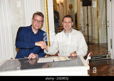 Markus Blume Kunstminister Vladimir Jurowski Bayerische Staatsoper Generalmusik Direktor Muenchen 17.06.2024 Bayerische Staatsoper Pressekonferenz-Personelle Weichenstellung Muenchen *** Markus Blume Ministre des Arts Vladimir Jurowski Opéra général de Bavière Directeur musical Munich 17 06 2024 Opéra d'État de Bavière Conférence de presse Organisation du cours personnel Munich Banque D'Images