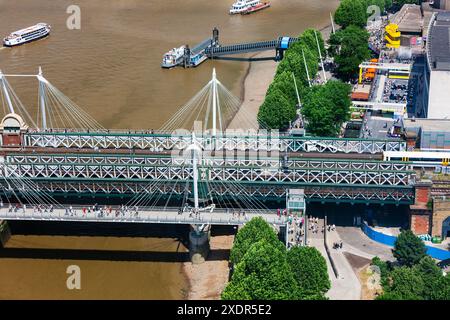 Londres, Royaume-Uni - 3 juillet 2010 : Golden Jubilee Bridge, Hungerford Bridge et Festival Pier sur la rive sud de la Tamise. Banque D'Images