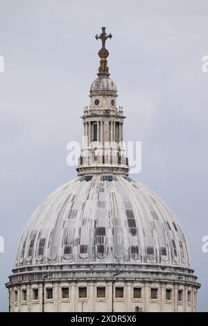 Les visiteurs de la cathédrale de Paul se trouvent sur la Golden Gallery, qui, à 85,4 mètres au-dessus de l'étage de la cathédrale, offre une vue panoramique sur Lo Banque D'Images