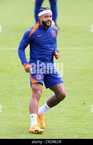 WOLFSBURG, ALLEMAGNE - 24 JUIN : Memphis Depay, des pays-Bas, lors d'une séance d'entraînement avant le match Groupe d - UEFA EURO 2024 entre les pays-Bas et l'Autriche au stade AOK le 24 juin 2024 à Wolfsburg, Allemagne. (Photo de Peter Lous/BSR Agency) Banque D'Images