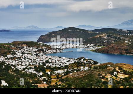Vue en angle élevé de l'île de Patmos, Patmos, Chora, île de Patmos, Dodécanèse, îles grecques, Grèce, Europe Banque D'Images