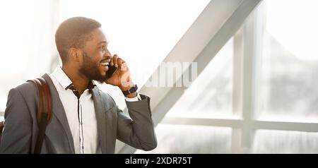 En attente de départ. Businessman Making Phone Call Banque D'Images