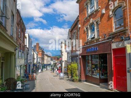 Magasins et cafés sur la High Street dans le centre-ville, Stroud, Gloucestershire, Angleterre, Royaume-Uni Banque D'Images