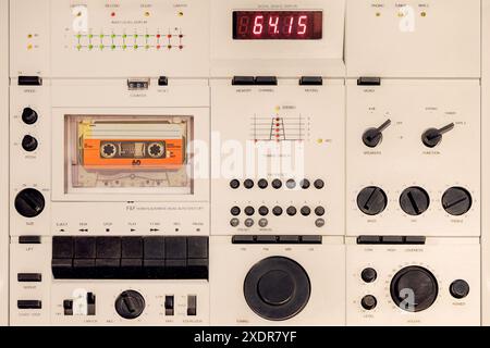 Image rétro d'un système audio vintage des années 70 avec lecteur de cassettes, radio et amplificateur Banque D'Images