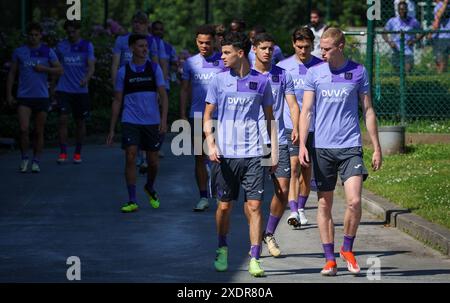 Bruxelles, Belgique. 24 juin 2024. Les joueurs d'Anderlecht arrivent lors d'une séance d'entraînement de l'équipe belge de football RSC Anderlecht, lundi 24 juin 2024 à Bruxelles, en préparation de la prochaine saison 2024-2025 de la première division Jupiler Pro League. BELGA PHOTO VIRGINIE LEFOUR crédit : Belga News Agency/Alamy Live News Banque D'Images