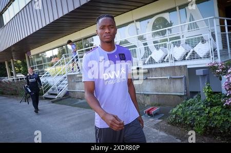 Bruxelles, Belgique. 24 juin 2024. Moussa Ndiaye de RSCA futures arrive pour une séance d'entraînement de l'équipe belge de football RSC Anderlecht, lundi 24 juin 2024 à Bruxelles, en préparation de la prochaine saison 2024-2025 de la première division Jupiler Pro League. BELGA PHOTO VIRGINIE LEFOUR crédit : Belga News Agency/Alamy Live News Banque D'Images