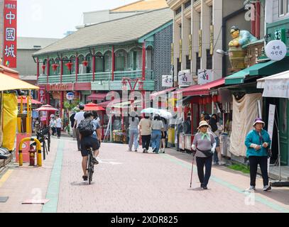 Les gens marchent le long de la rue Chinatown à Incheon. Incheon Chinatown, Corée du Sud. C'est le seul Chinatown officiel de la péninsule coréenne et l'un des premiers. Il a de nombreux restaurants et attractions touristiques dans la région. Banque D'Images