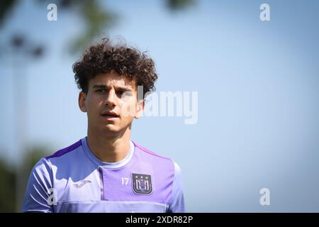 Bruxelles, Belgique. 24 juin 2024. Theo Leoni d'Anderlecht photographié lors d'une séance d'entraînement de l'équipe belge de football RSC Anderlecht, lundi 24 juin 2024 à Bruxelles, en préparation de la prochaine saison 2024-2025 de la première division Jupiler Pro League. BELGA PHOTO VIRGINIE LEFOUR crédit : Belga News Agency/Alamy Live News Banque D'Images