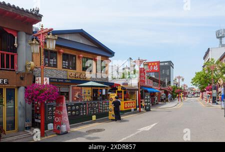 Les gens marchent le long de la rue Chinatown à Incheon. Incheon Chinatown, Corée du Sud. C'est le seul Chinatown officiel de la péninsule coréenne et l'un des premiers. Il a de nombreux restaurants et attractions touristiques dans la région. Banque D'Images