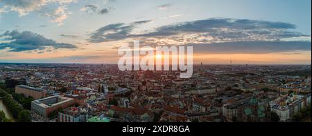Vue panoramique du coucher de soleil sur Munich, Allemagne Banque D'Images