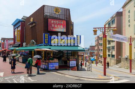 Incheon, Corée du Sud. 20 juin 2024. Les gens marchent le long de la rue Chinatown à Incheon. Incheon Chinatown, Corée du Sud. C'est le seul Chinatown officiel de la péninsule coréenne et l'un des premiers. Il a de nombreux restaurants et attractions touristiques dans la région. (Photo de Kim Jae-Hwan/SOPA images/Sipa USA) crédit : Sipa USA/Alamy Live News Banque D'Images