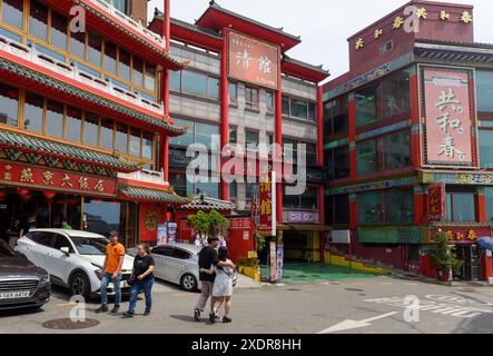 Incheon, Corée du Sud. 20 juin 2024. Les gens marchent le long de la rue Chinatown à Incheon. Incheon Chinatown, Corée du Sud. C'est le seul Chinatown officiel de la péninsule coréenne et l'un des premiers. Il a de nombreux restaurants et attractions touristiques dans la région. (Photo de Kim Jae-Hwan/SOPA images/Sipa USA) crédit : Sipa USA/Alamy Live News Banque D'Images