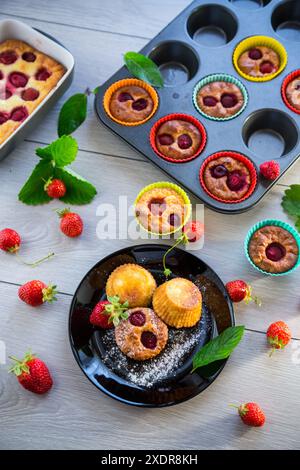Muffins au lait caillé sucré garnis de fraises Banque D'Images