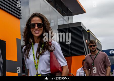 CIRCUIT DE BARCELONA-CATALUNYA, ESPAGNE - 23 JUIN : Carmen Montero Mundt, la petite amie de George Russell, lors du Grand Prix d'Espagne au circuit de Barcelona-Catalunya le dimanche 23 juin 2024 à Montmelo, Espagne. (Photo de Michael Potts/BSR Agency) crédit : BSR Agency/Alamy Live News Banque D'Images