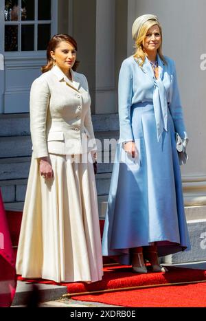 La Haye, 15-06-2024 la reine Maxima des pays-Bas et sa Majesté Sjeika Jawaher bint Hamad Al Thani du Qatar visite officielle de sa Majesté Sjeik Tamim bin Hamad Al Thani, émir du Qatar et sa Majesté Sjeika Jawaher bint Hamad Al Thani aux pays-Bas POINTEZ LA vue crédit : dpa Picture alliance/Alamy Live News Banque D'Images