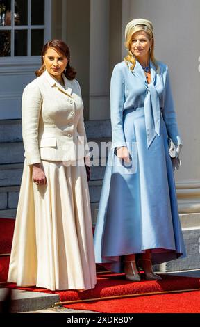 La Haye, 15-06-2024 la reine Maxima des pays-Bas et sa Majesté Sjeika Jawaher bint Hamad Al Thani du Qatar visite officielle de sa Majesté Sjeik Tamim bin Hamad Al Thani, émir du Qatar et sa Majesté Sjeika Jawaher bint Hamad Al Thani aux pays-Bas POINTEZ LA vue crédit : dpa Picture alliance/Alamy Live News Banque D'Images