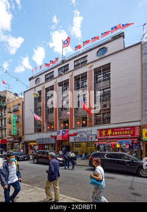 NYC Chinatown : Chinese Community Centre et New York Chinese School occupent des briques blanches 60-64 Mott Street, ornées de drapeaux taïwanais. Banque D'Images