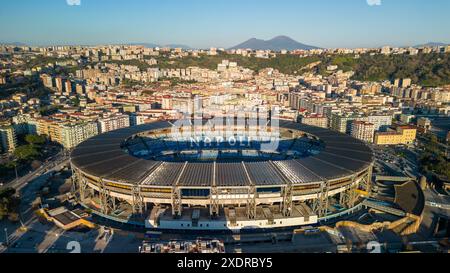 Belle vue aérienne du stade de football de Naples, Italie à Golden Hour Banque D'Images