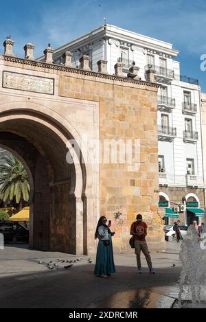 24 mai 2024, Tunis, Tunisie : le vieux Bab el Bhar porte historique et monument séparant la Médina de la ville moderne ou ville Nouvelle à Tunis, capitale de la Tunisie, Afrique du Nord (crédit image : © John Wreford/SOPA images via ZUMA Press Wire) USAGE ÉDITORIAL SEULEMENT! Non destiné à UN USAGE commercial ! Banque D'Images