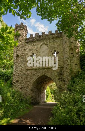 Castle Grounds, un parc public à Reigate, Surrey, Royaume-Uni. Alors que le château n'existe plus, une fausse porte médiévale a été construite sur les ruines en 1777. Banque D'Images