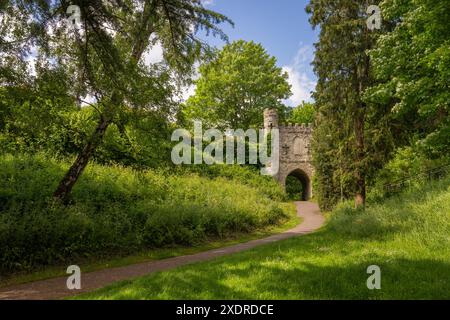 Castle Grounds, un parc public à Reigate, Surrey, Royaume-Uni. Alors que le château n'existe plus, une fausse porte médiévale a été construite sur les ruines en 1777. Banque D'Images