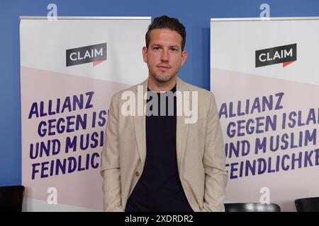Lagebild antimuslimischer Rassismus 2024-06-24 Deutschland, Berlin - Pressekonferenz der CLAIM - Allianz gegen Islam- und Muslimfeindlichkeit und EOK e.V. im Kompetenznetzwerk Islam- und Muslimfeindlicheit. IM Bild Dr Özgür Özvatan, Abteilungsleiter Integrationsforschung und Gesellschaftspolitik am Institut für empirische Integrations- und Migrationsforschung BIM an der Umboldt-Universität zu Berlin, Güzin Ceyhan, Leiterin Monitoring CLAIM, und Rima Hanano, Leiterin CLAIM. *** Situation du racisme anti-musulman 2024 06 24 Allemagne, Berlin Conférence de presse de l'Alliance des REVENDICATIONS contre l'Isl Banque D'Images