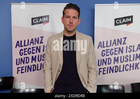Lagebild antimuslimischer Rassismus 2024-06-24 Deutschland, Berlin - Pressekonferenz der CLAIM - Allianz gegen Islam- und Muslimfeindlichkeit und EOK e.V. im Kompetenznetzwerk Islam- und Muslimfeindlicheit. IM Bild Dr Özgür Özvatan, Abteilungsleiter Integrationsforschung und Gesellschaftspolitik am Institut für empirische Integrations- und Migrationsforschung BIM an der Umboldt-Universität zu Berlin, Güzin Ceyhan, Leiterin Monitoring CLAIM, und Rima Hanano, Leiterin CLAIM. *** Situation du racisme anti-musulman 2024 06 24 Allemagne, Berlin Conférence de presse de l'Alliance des REVENDICATIONS contre l'Isl Banque D'Images