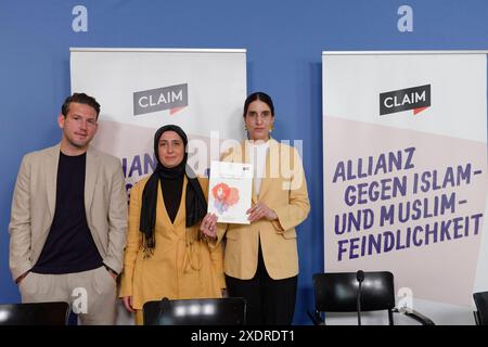 Lagebild antimuslimischer Rassismus 2024-06-24 Deutschland, Berlin - Pressekonferenz der CLAIM - Allianz gegen Islam- und Muslimfeindlichkeit und EOK e.V. im Kompetenznetzwerk Islam- und Muslimfeindlicheit. IM Bild v. L. Dr Özgür Özvatan, Abteilungsleiter Integrationsforschung und Gesellschaftspolitik am Institut für empirische Integrations- und Migrationsforschung BIM an der Umboldt-Universität zu Berlin, Güzin Ceyhan, Leiterin Monitoring CLAIM, und Rima Hanano, Leiterin CLAIM. *** Situation du racisme anti-musulman 2024 06 24 Allemagne, Berlin Conférence de presse de l'Alliance des REVENDICATIONS Banque D'Images